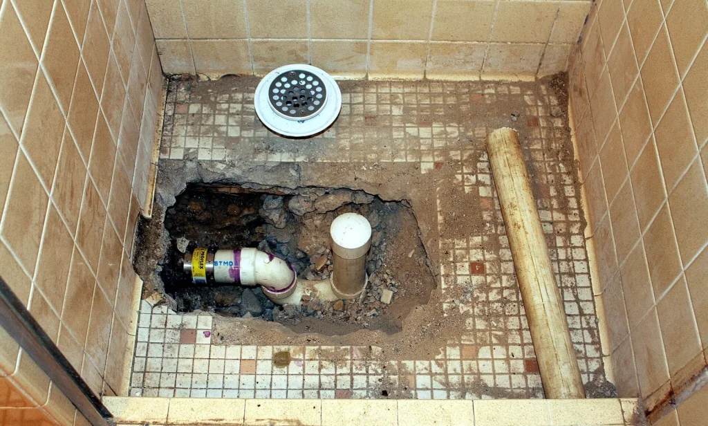Bonde de douche et canalisation d'évacuation dégagées pendant une réparation