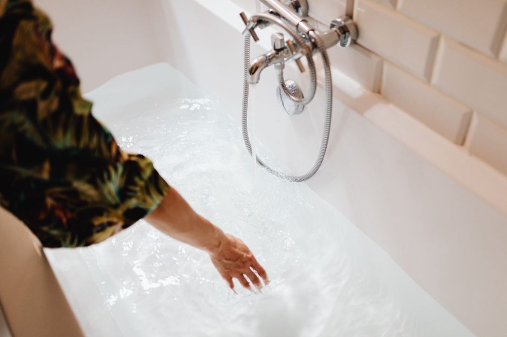 Débouchage de baignoire : guide de premières actions