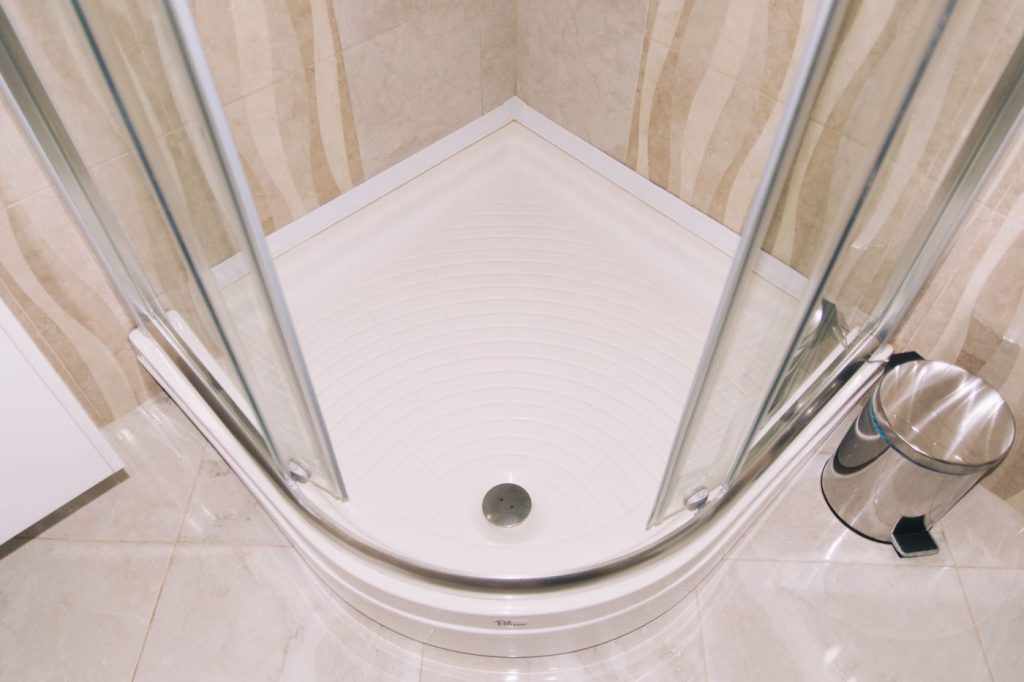 Débouchage de douche : diagnostiquer et gestes simples