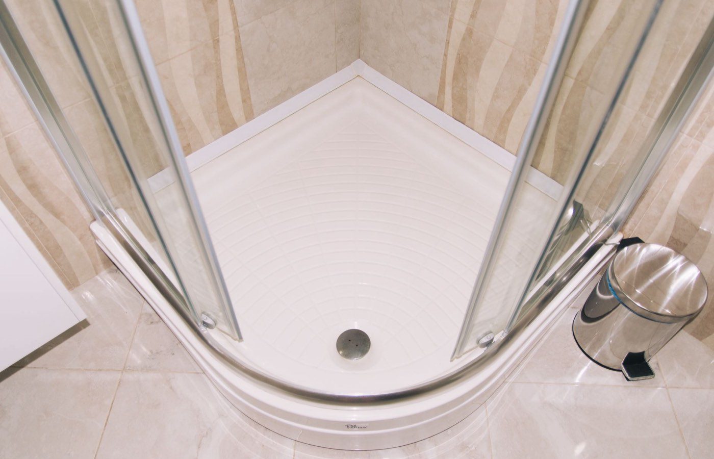 Débouchage de douche : diagnostiquer et gestes simples