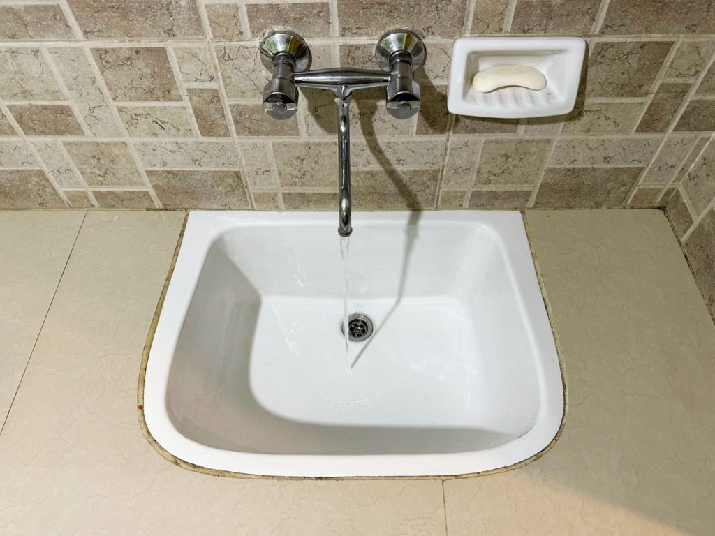 Débouchage de lavabo : gestes sûrs et quand appeler un pro