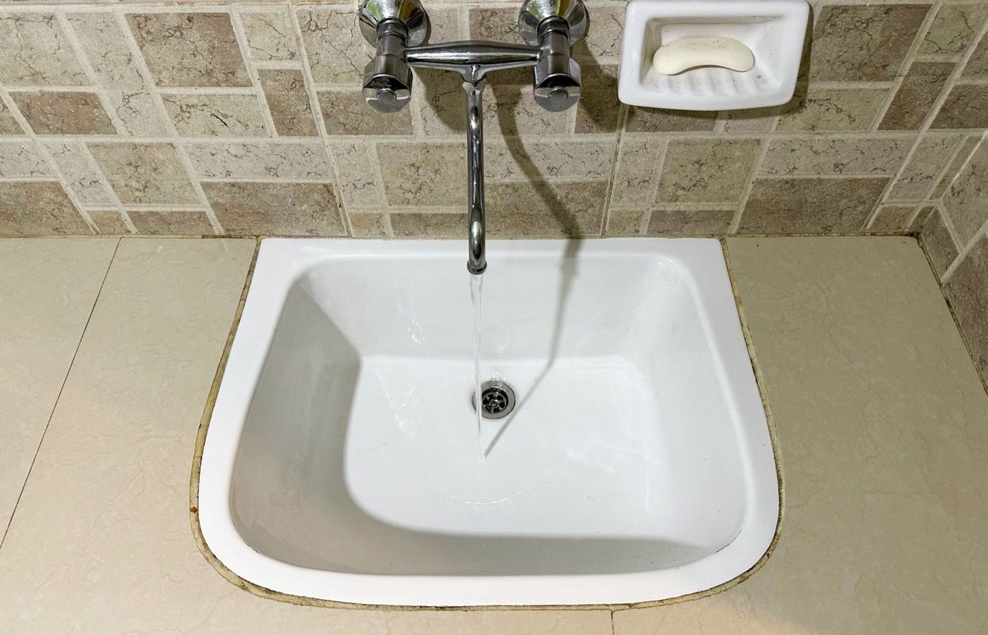 Débouchage de lavabo : gestes sûrs et quand appeler un pro