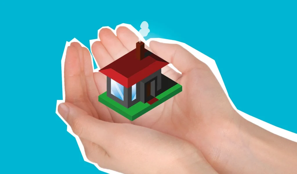 Maison tenue entre deux mains, symbole de l'assurance habitation