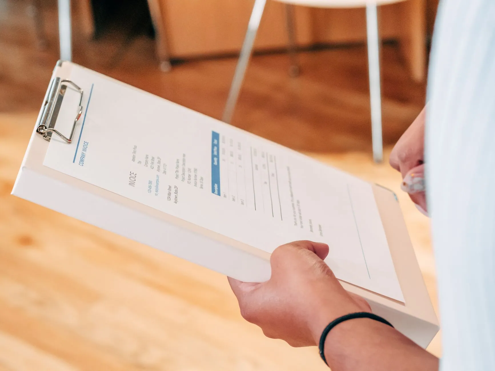 Devis et facture sur un presse-papiers