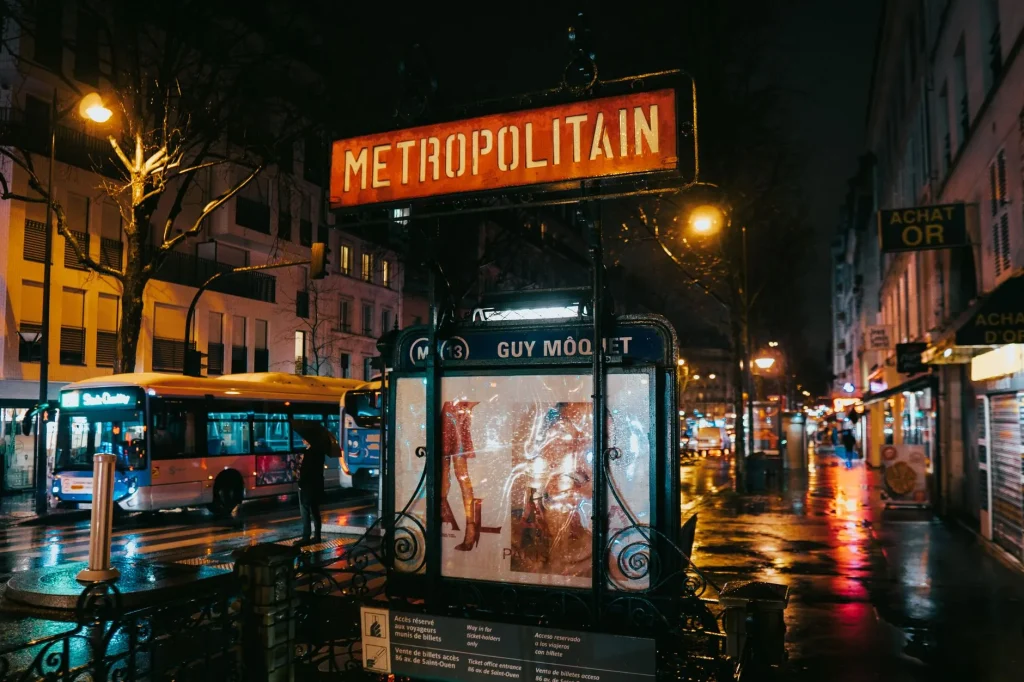 Intervention de nuit dans une rue de Paris