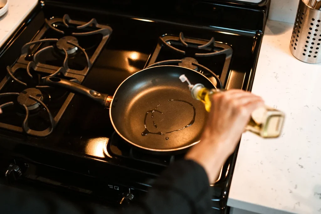 Cuisine et dispositif de bac à graisse
