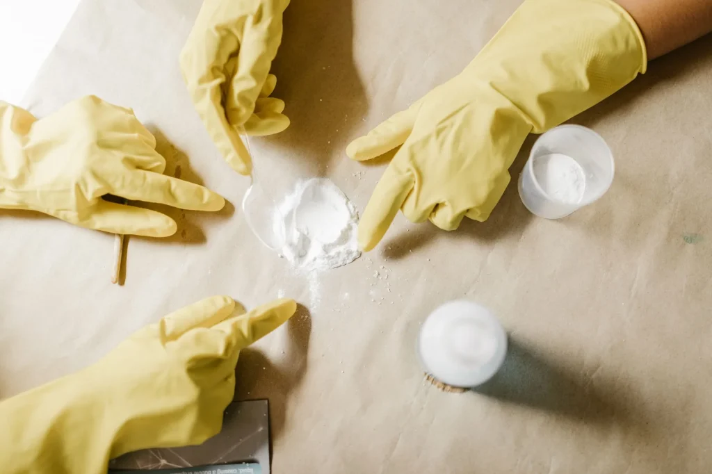 Gants jaunes et bicarbonate pour un nettoyage naturel