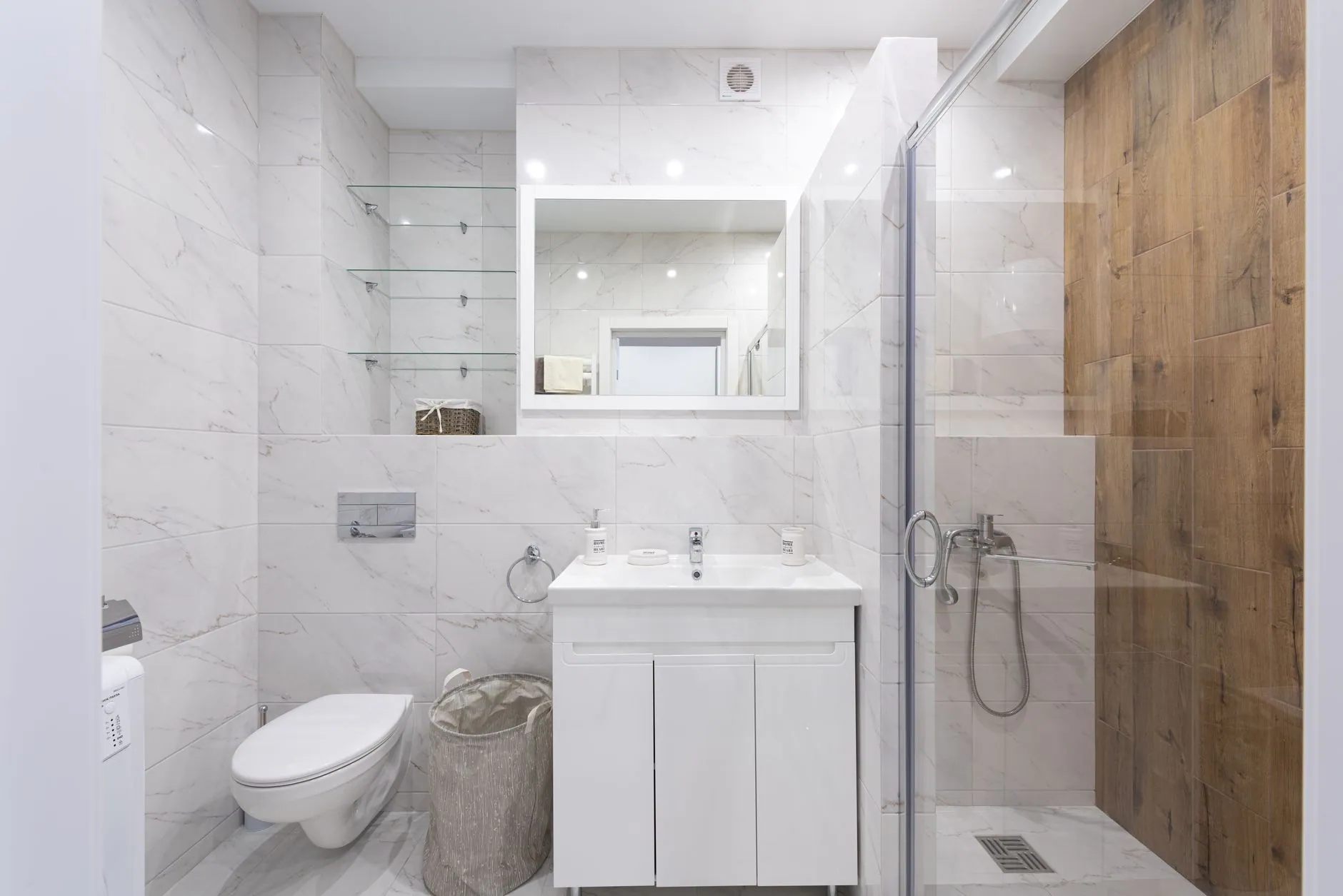 Cuvette de WC dans une salle d'eau