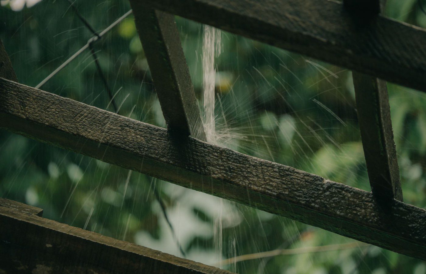 Eaux usées qui remontent dans la douche : causes et actions