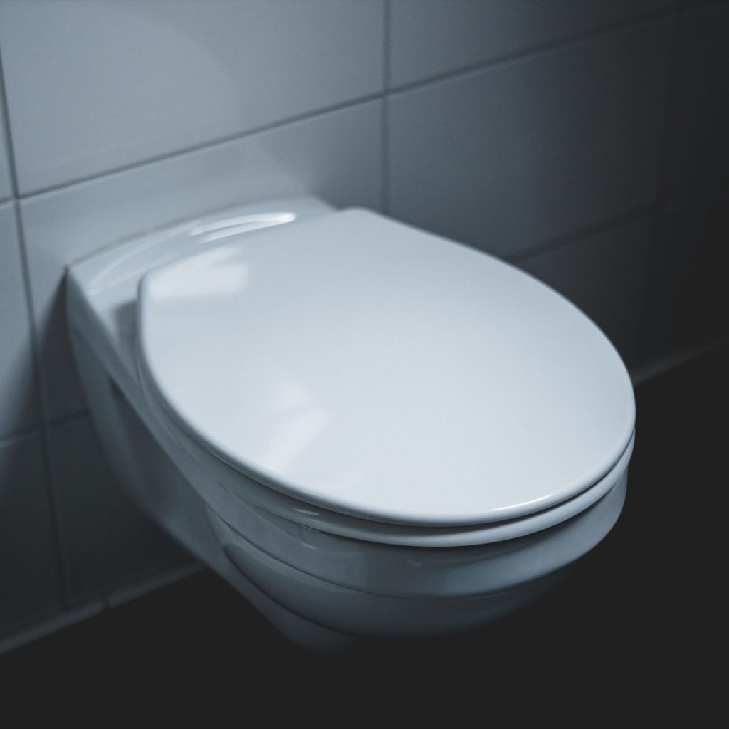 WC bouché : que faire sans ventouse